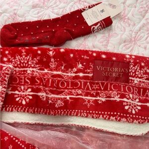 New  Victoria’s Secret Red Snowflake Sherpa Blanket with Cozy Socks